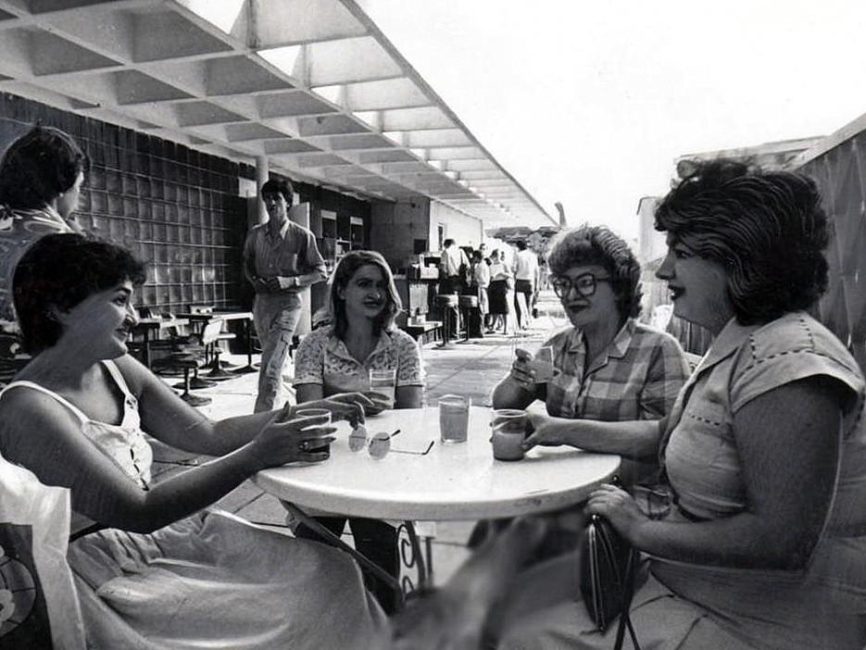 Літнє кафе на даху. Фото: pastvu.com, 1980-е